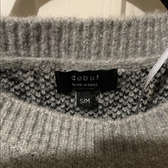 Debut Gray Sweater with Penguin Design - Picture 2 of 6